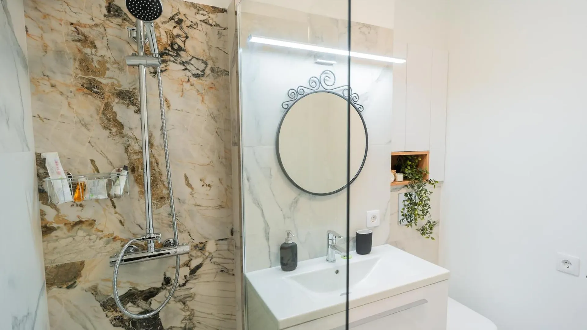 בוקרשט Urban Pearl - Old Town - Unique 4Br/3Ba Apartment רומניה