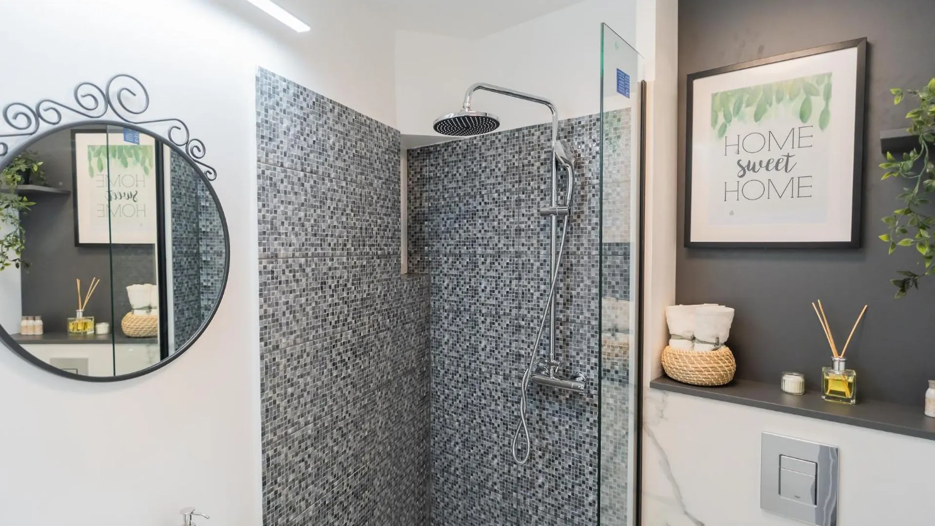 Urban Pearl - Old Town - Unique 4Br/3Ba Apartment Bucharest Romania